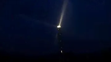 Свет маяка летней ночью.