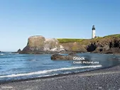 Якина Головы Маяк И Cobble Бич Штат Орегон — стоковые фотографии и другие картинки Yaquina Bay Lighthouse - Yaquina Bay Lighthouse, Маяк, Пляж
