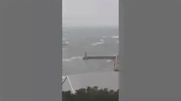 Сильный ветер.Шторм на океане.Маяк.